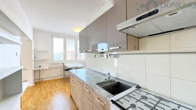 Kuhinja; kuhinjski aparati, prirodno svjetlo, moderni stil