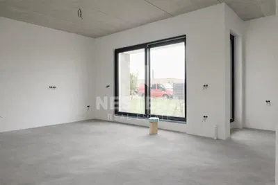 Obývací pokoj; přirozené světlo, nutná rekonstrukce, výhled
