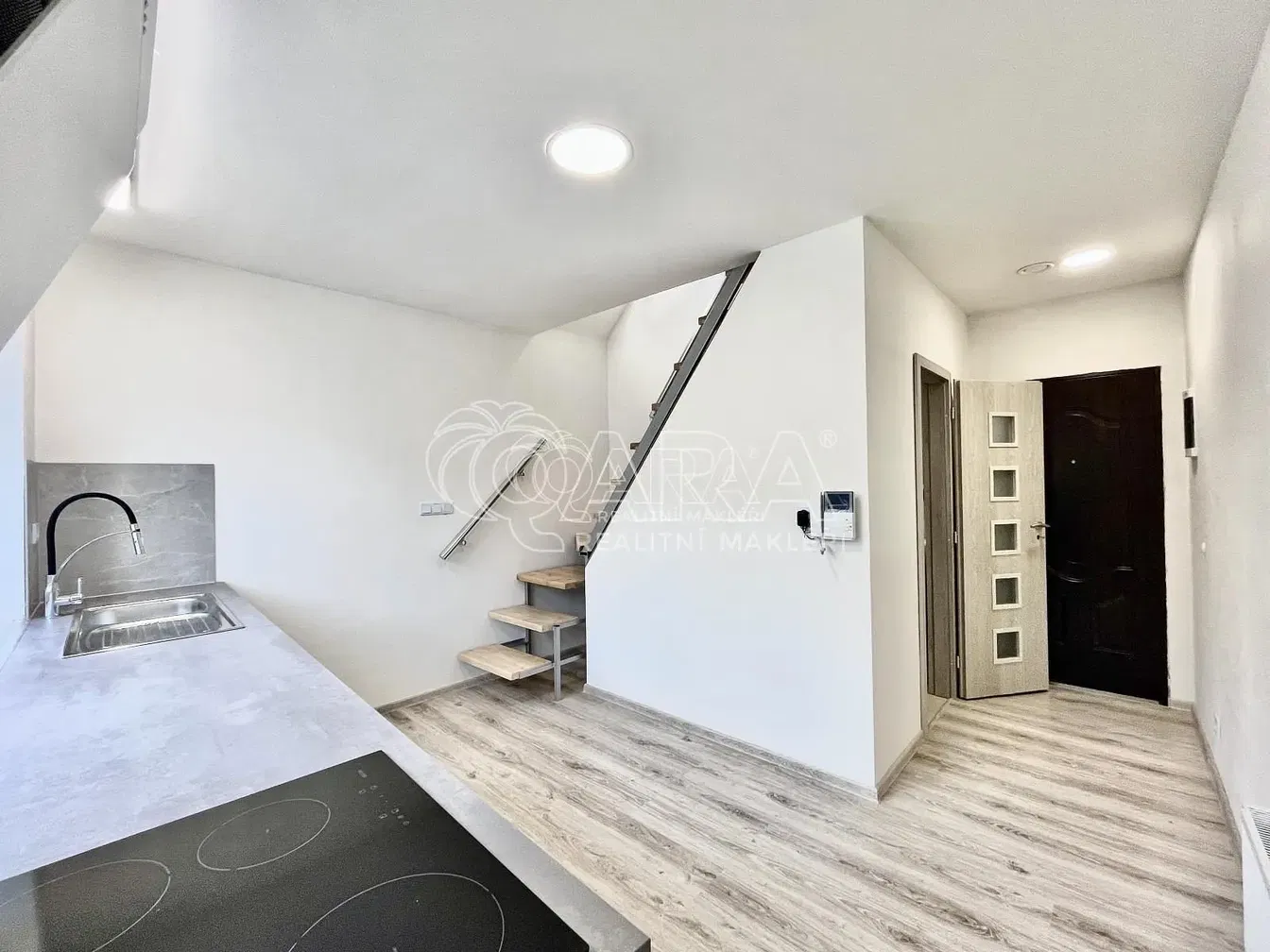 Küche; renoviert, holzboden, tageslicht