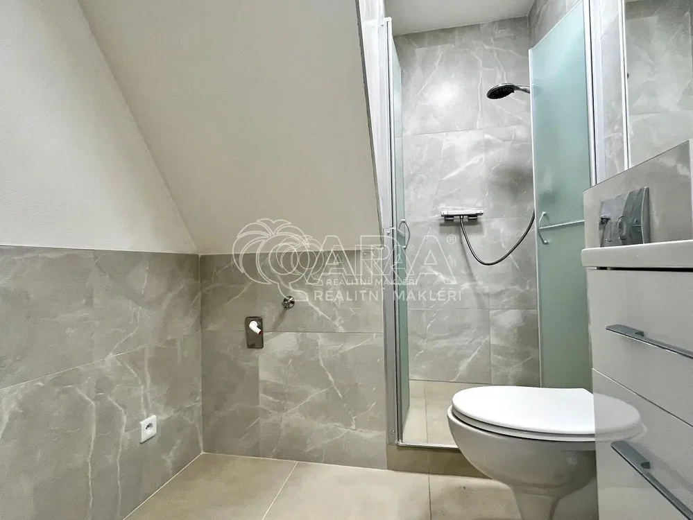 Badezimmer; fliesenboden, renoviert, tageslicht, moderner stil