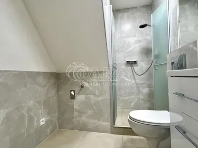 Badezimmer; fliesenboden, renoviert, tageslicht, moderner stil