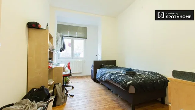 Bedroom; wood floor, natural light, modern style