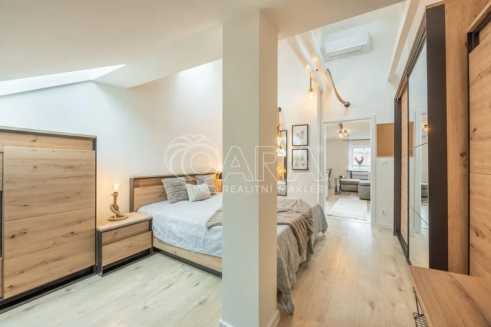 Schlafzimmer; holzboden, tageslicht, moderner stil