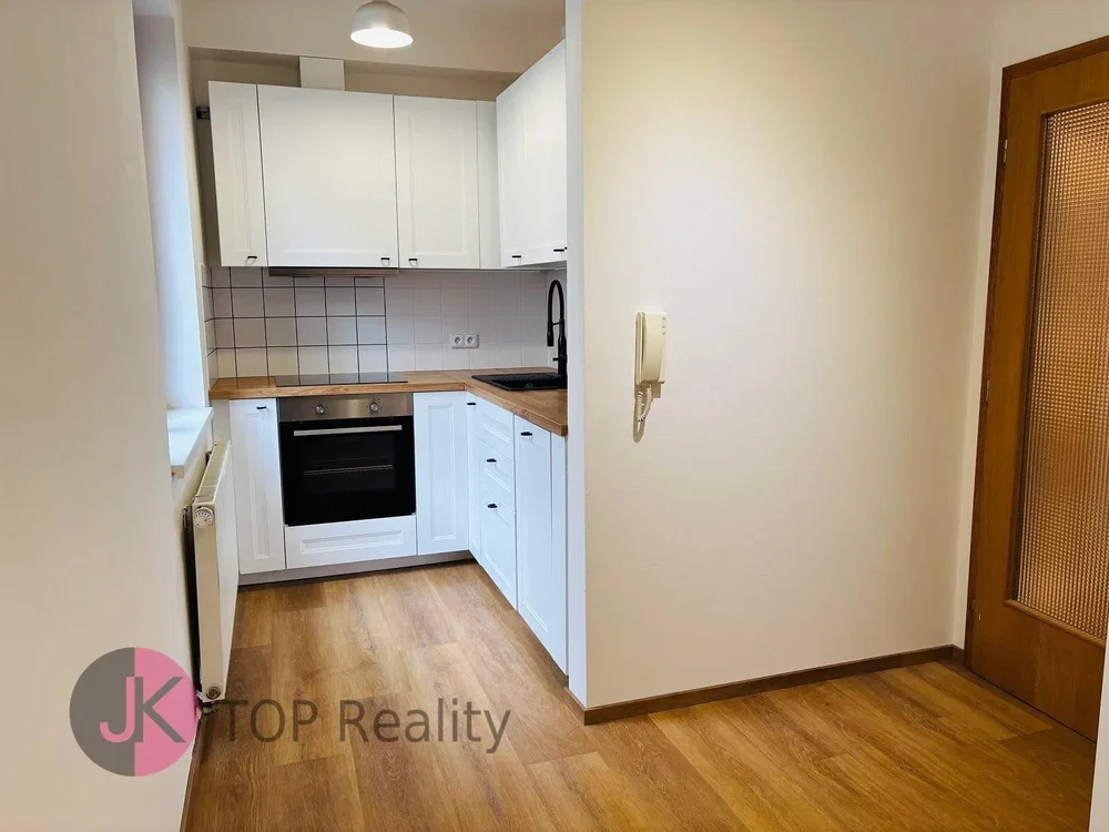 Kuhinja; kuhinjski aparati, pločice, drveni pod, renoviran, prirodno svjetlo