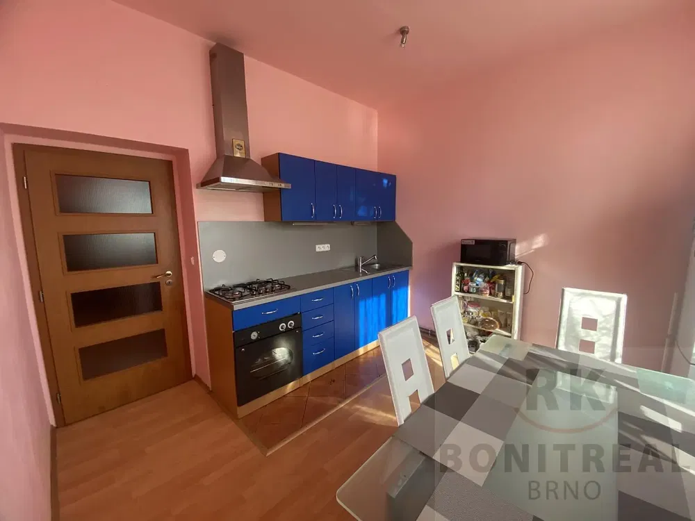 Mutfak; mutfak aletleri, ahşap zemin, doğal ışık