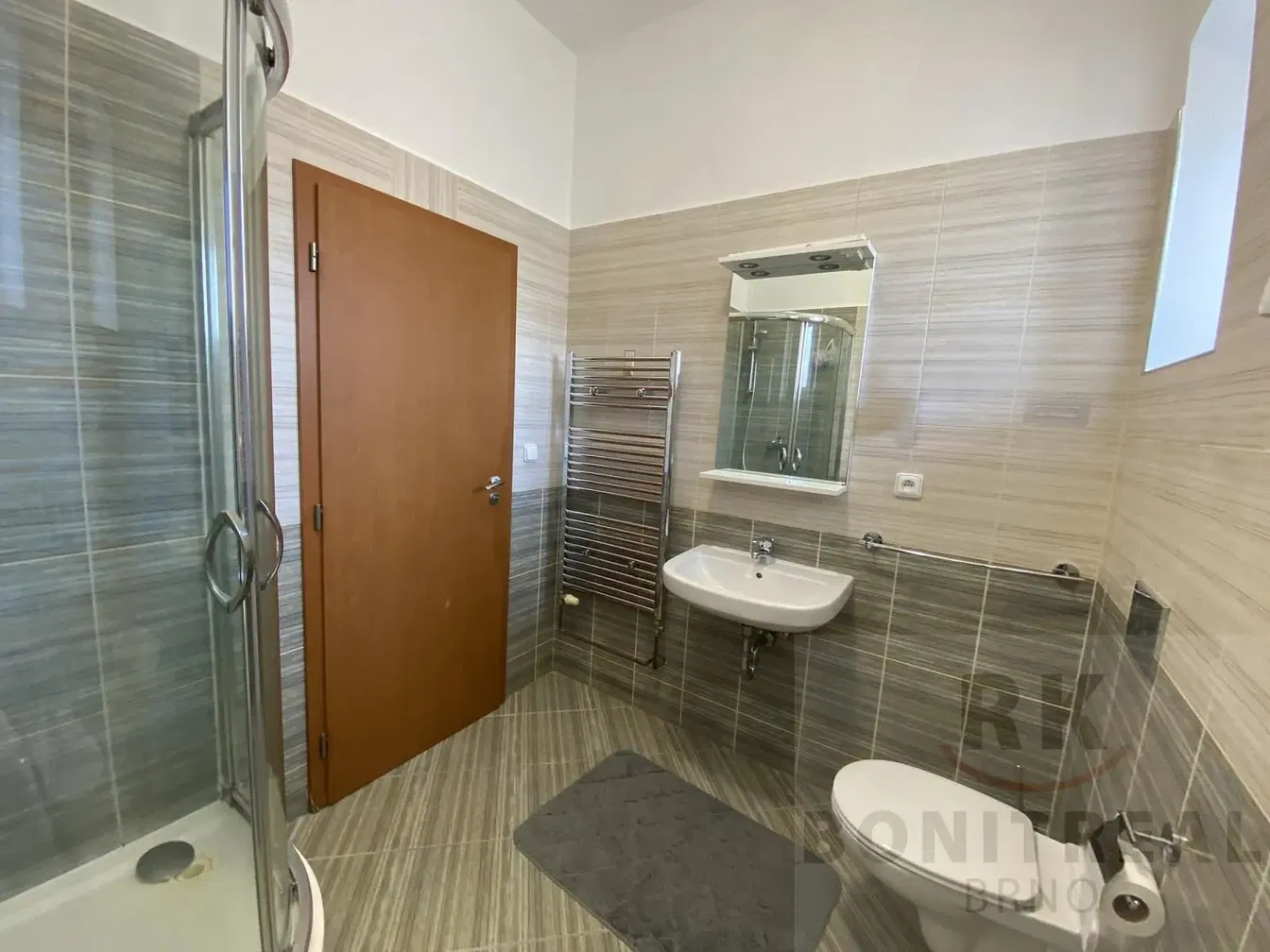 Banyo; fayans zemin, tadilatlı, doğal ışık, modern stil