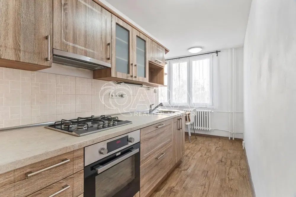 Cucina; elettrodomestici, luce naturale, stile moderno, pavimento in piastrelle