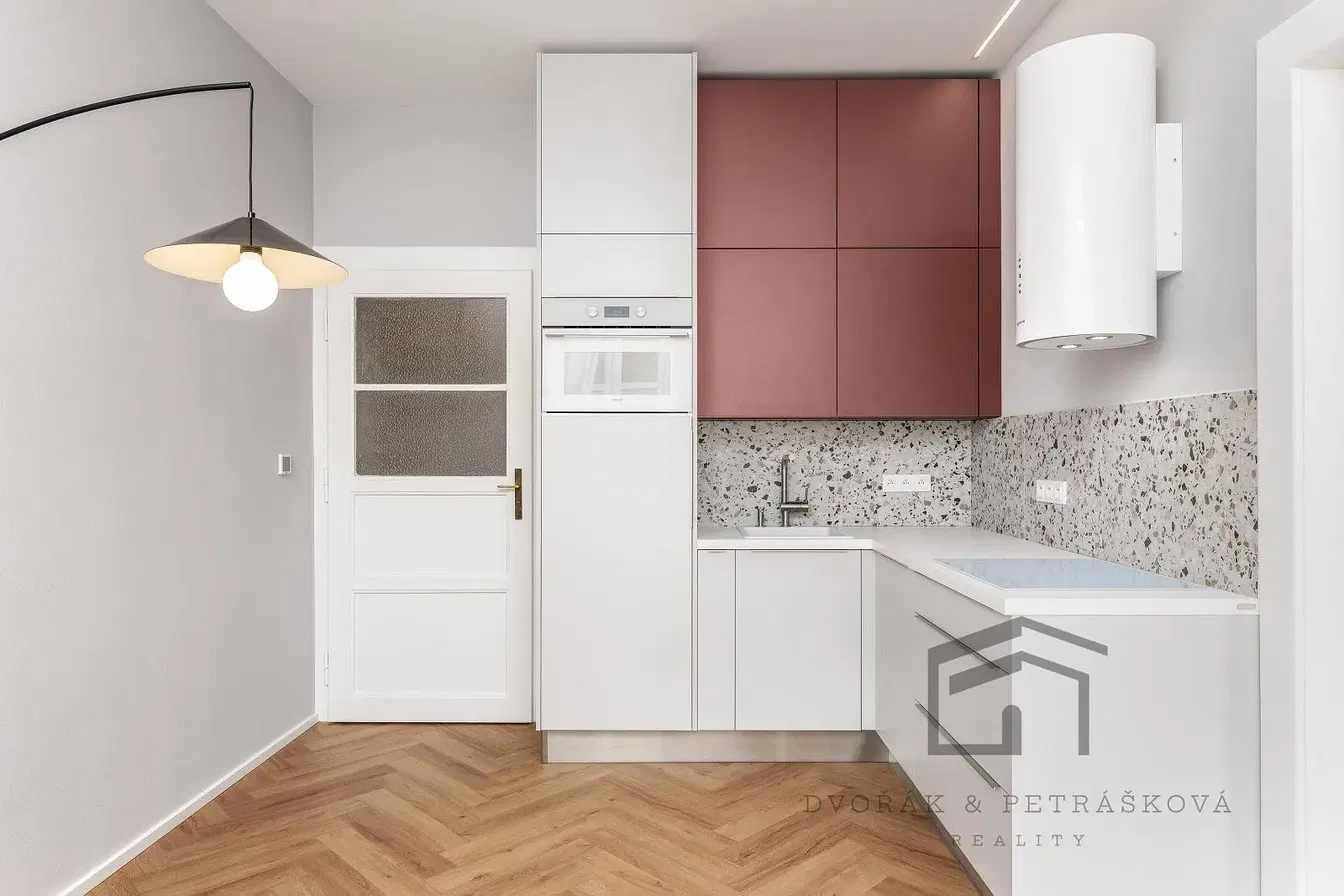 Küche; küchengeräte, warmwasserbereiter, holzboden, renoviert, tageslicht, moderner stil