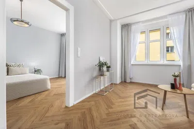 Schlafzimmer; holzboden, tageslicht, moderner stil