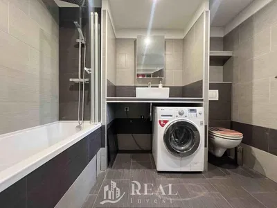 Banyo; fayans zemin, tadilatlı, doğal ışık, modern stil
