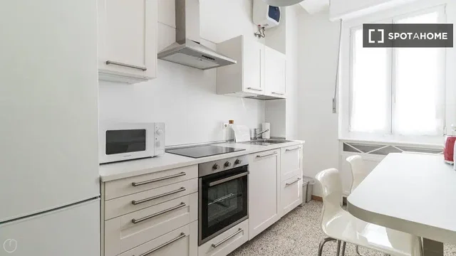 Küche; küchengeräte, tageslicht, moderner stil