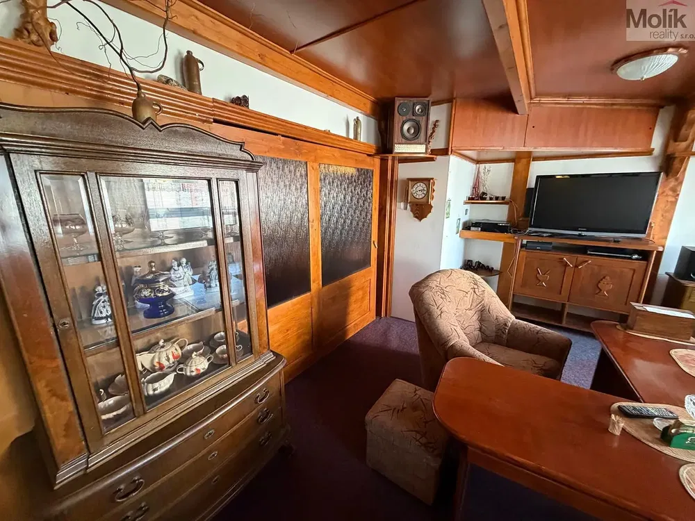 Dnevna soba; rustikalni stil, drvene grede, drveni pod