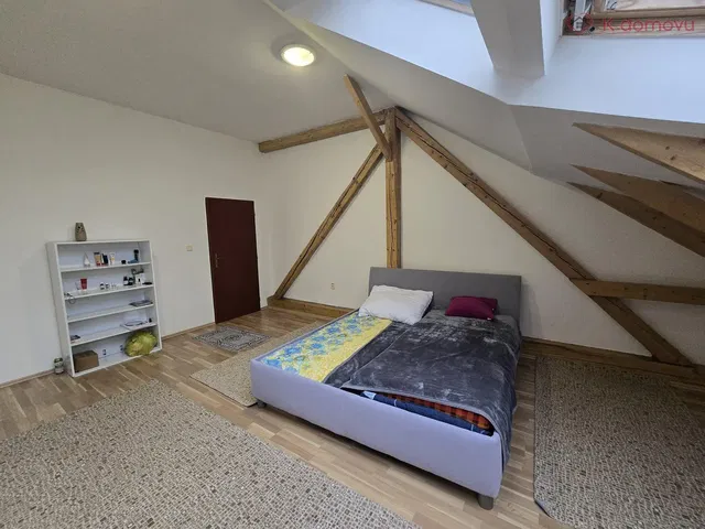 Spavaća soba; drvene grede, drveni pod, prirodno svjetlo, moderni stil