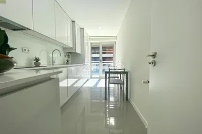 Kuhinja; kućanski aparati, prirodna svjetlost, moderan stil, pločice