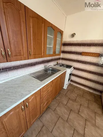 Cucina; pavimento in piastrelle, elettrodomestici