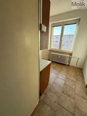 Cucina; pavimento in piastrelle