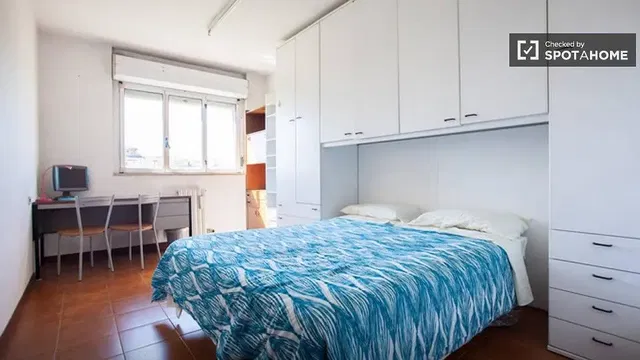 Yatak odası; doğal ışık, fayans zemin