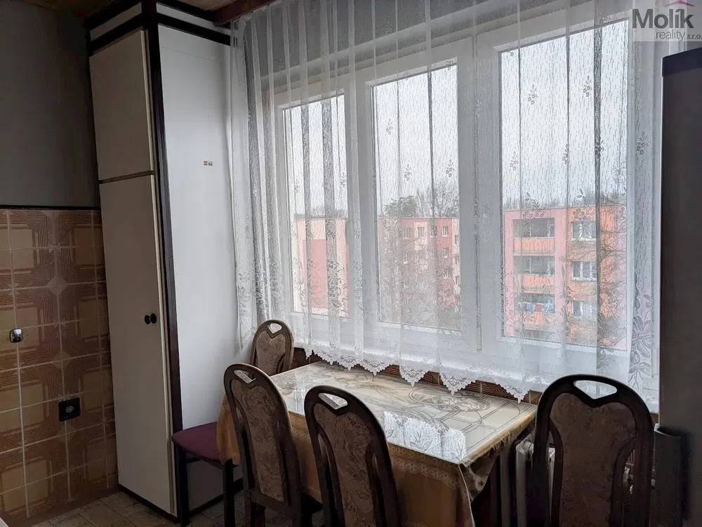 Kuchyně; dlažba, výhled