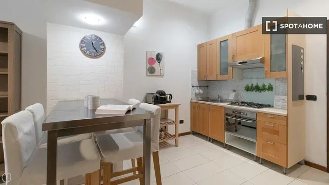 Cucina; pavimento in piastrelle, luce naturale