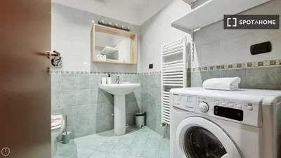 Badezimmer; fliesenboden, tageslicht, renoviert