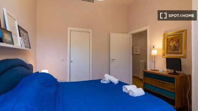 Quarto; estilo moderno, luz natural