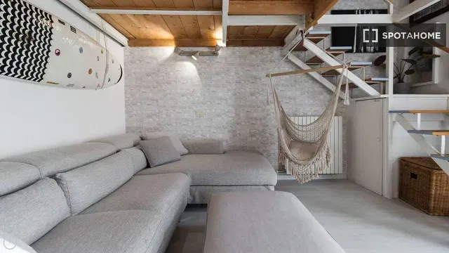 Wohnzimmer; holzbalken, tageslicht, moderner stil