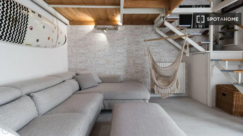 Wohnzimmer; holzbalken, tageslicht, moderner stil