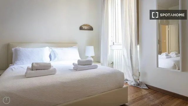 Camera da letto; luce naturale, pavimento in legno