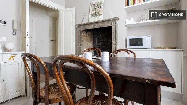 Sala da pranzo; camino, elettrodomestici