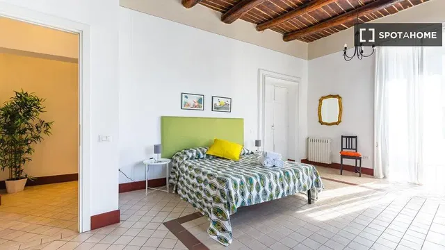 Quarto; luz natural, vigas de madeira