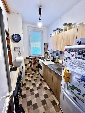 Küche; küchengeräte, fliesenboden, tageslicht, moderner stil