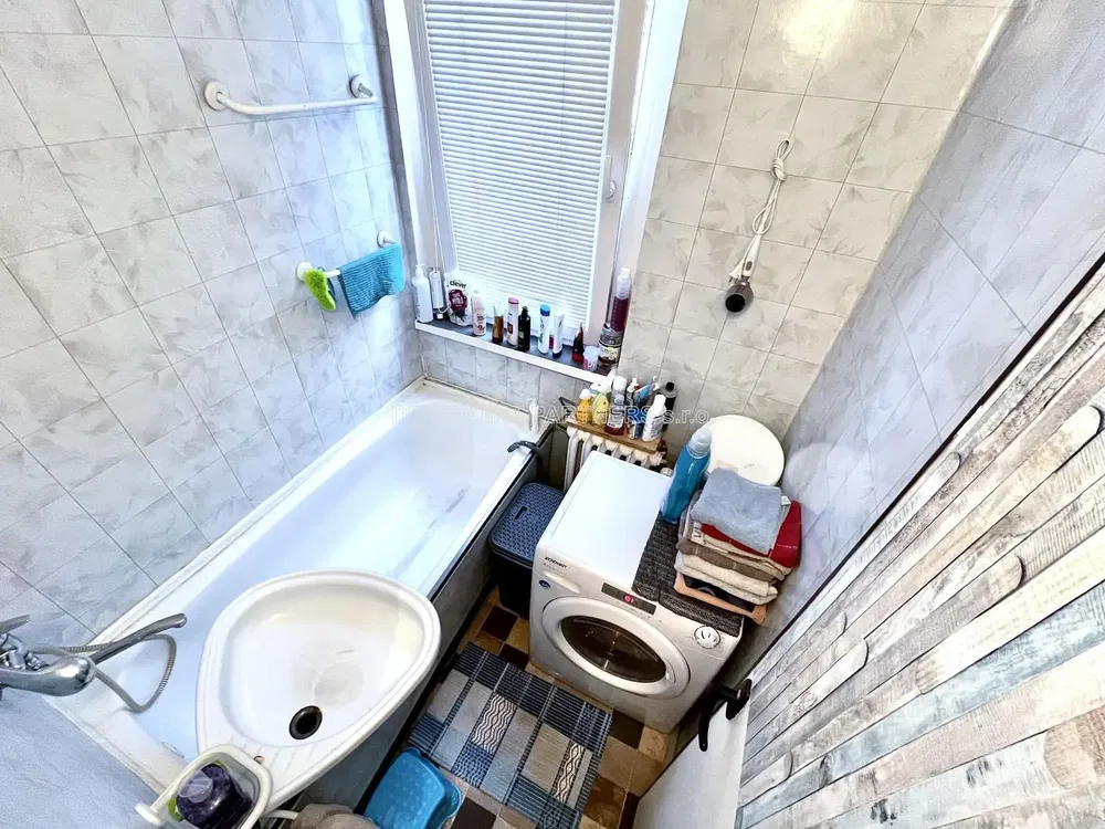 Badezimmer; fliesenboden, tageslicht