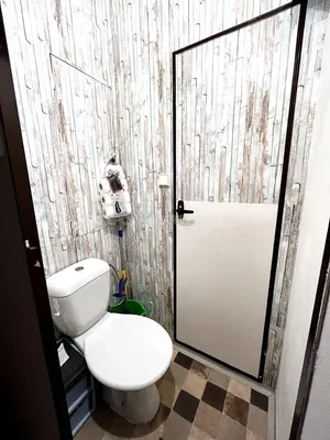 Toilette; warmwasserbereiter, fliesenboden, tageslicht