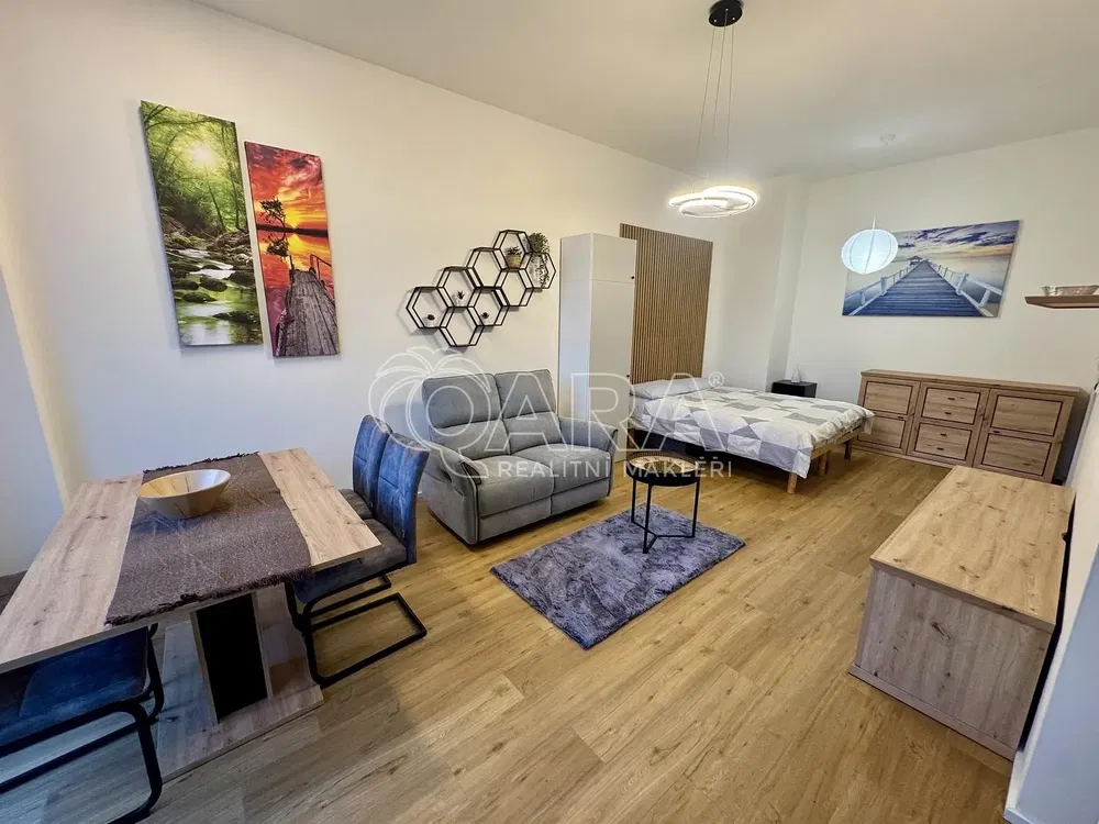 Spálňa; moderný štýl, drevená podlaha, prirodzené svetlo