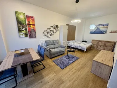 Spálňa; moderný štýl, drevená podlaha, prirodzené svetlo