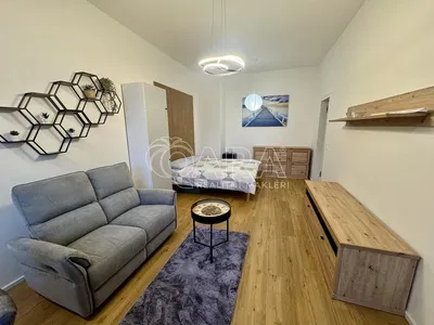 Spálňa; moderný štýl, drevená podlaha, prirodzené svetlo