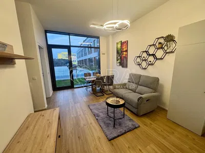 Obývačka; výhľad, moderný štýl, drevená podlaha, prirodzené svetlo