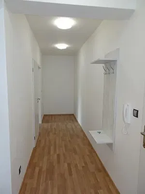 Garderobe; holzboden, tageslicht