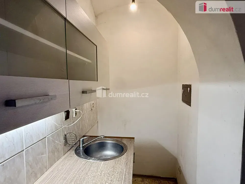 Kuhinja; pločice, potrebna renovacija, kućanski aparati