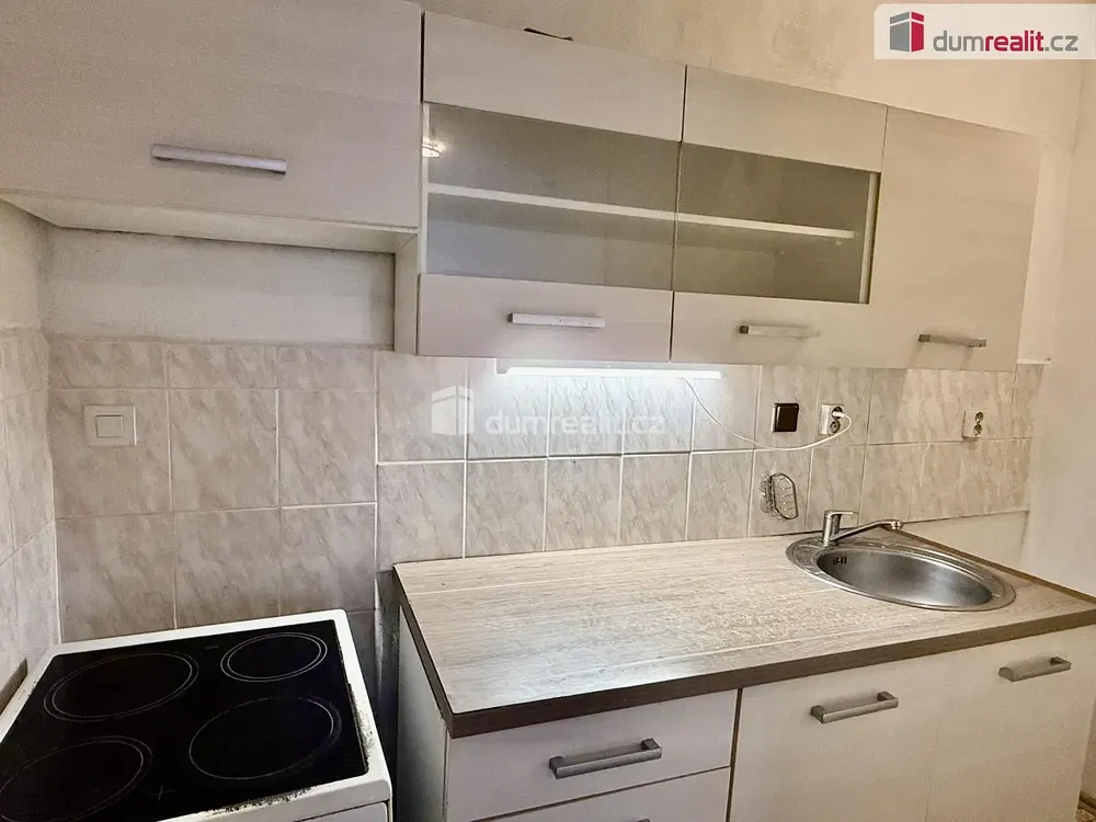 Kuhinja; kućanski aparati, pločice, renoviran, prirodna svjetlost, moderan stil