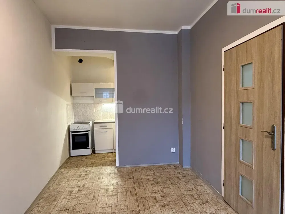 Kuhinja; kućanski aparati, pločice, potrebna renovacija