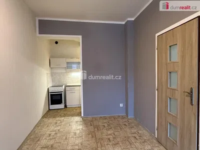 Kuhinja; kućanski aparati, pločice, potrebna renovacija