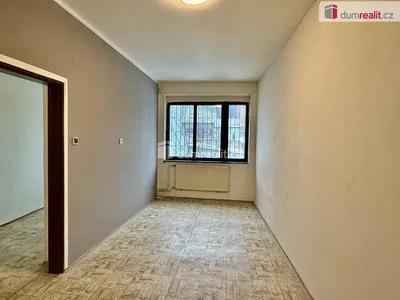 Spavaća soba; pločice, potrebna renovacija, prirodna svjetlost