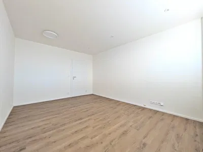 Schlafzimmer; tageslicht, renoviert, fliesenboden