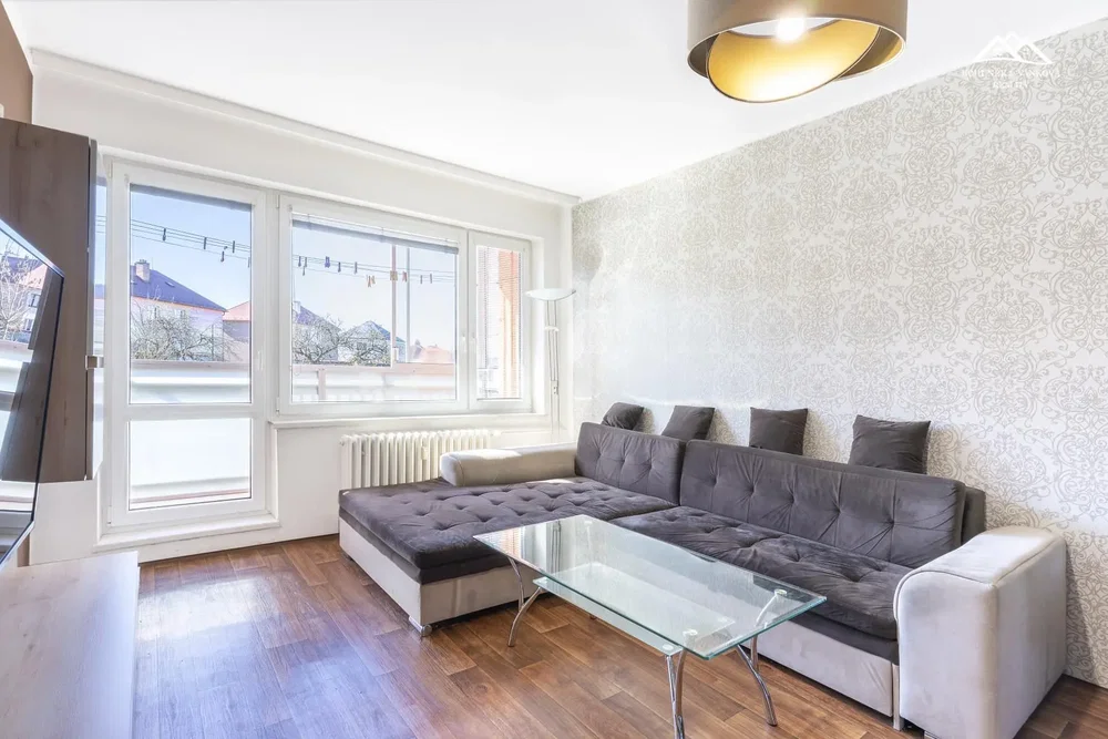 Obývací pokoj; výhled, přirozené světlo, dřevěná podlaha, moderní styl
