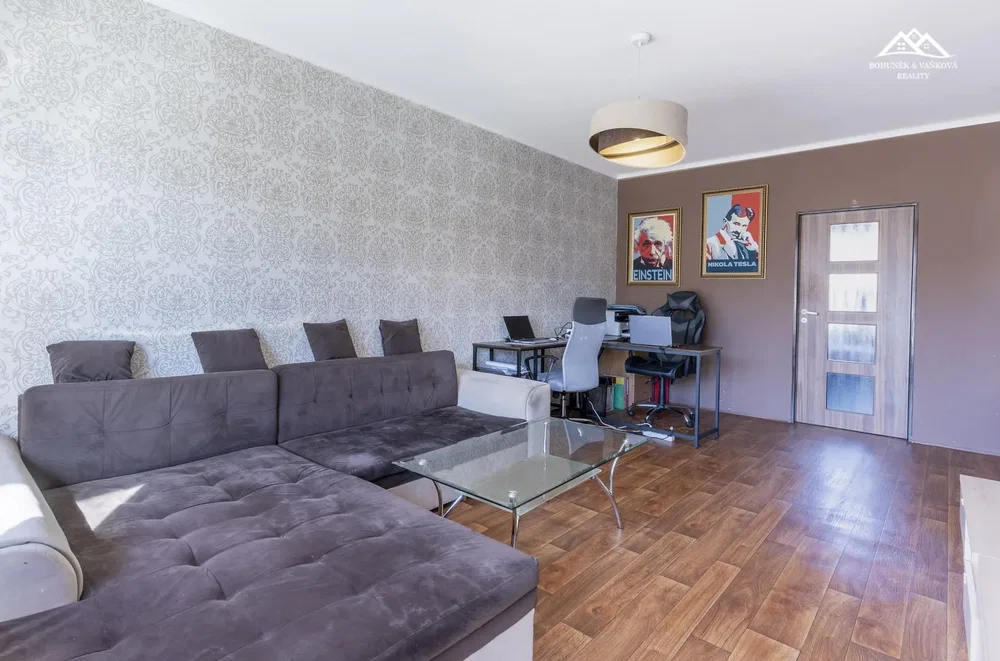Obývací pokoj; moderní styl, dřevěná podlaha, přirozené světlo