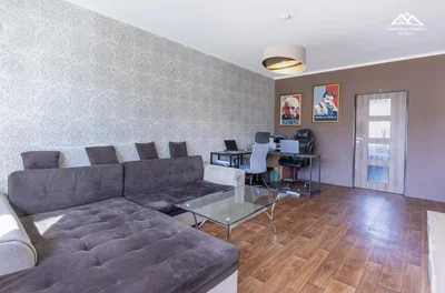 Obývací pokoj; moderní styl, dřevěná podlaha, přirozené světlo