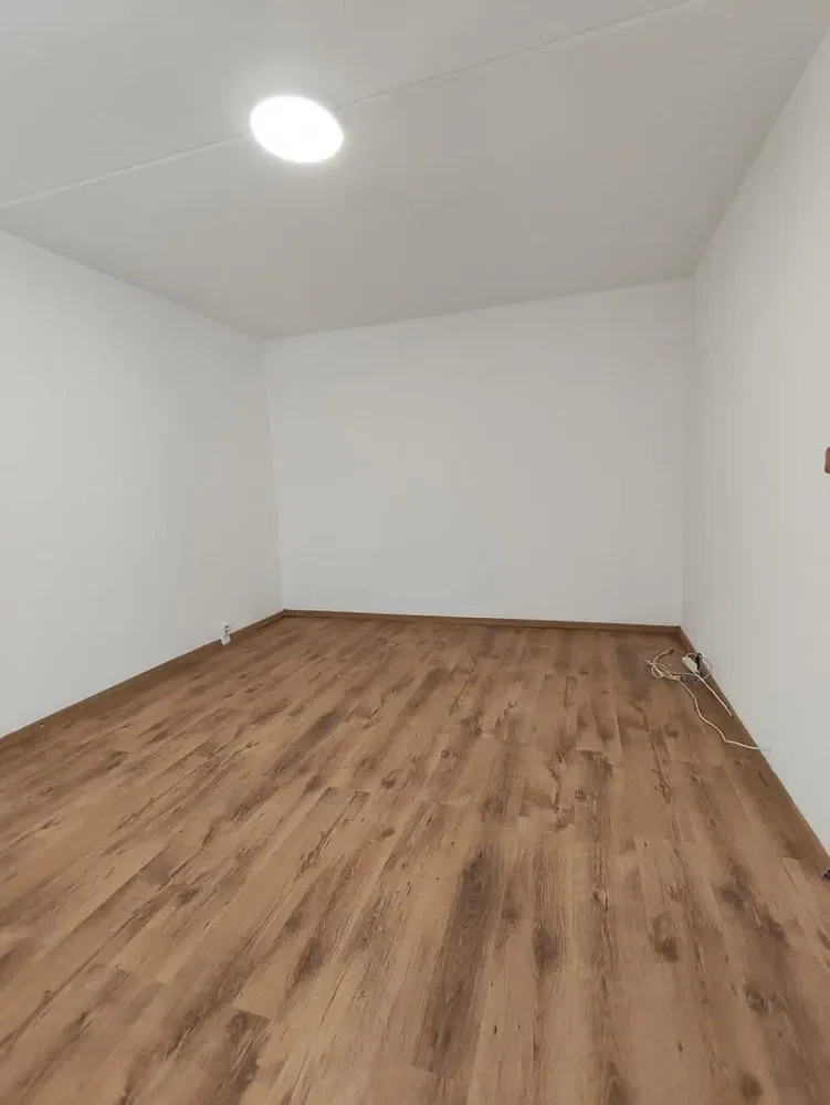 Camera da letto; pavimento in legno, luce naturale
