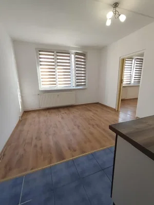 Soggiorno; luce naturale, pavimento in legno, pavimento in piastrelle