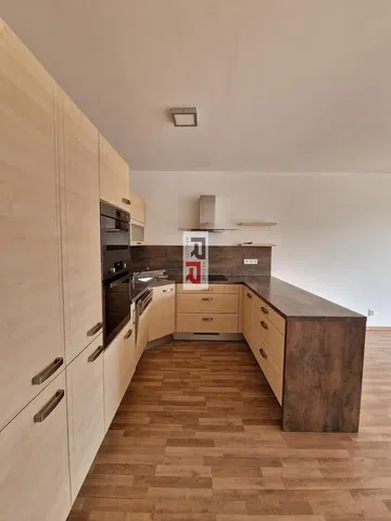 Cocina; electrodomésticos, renovado, suelo de madera, luz natural
